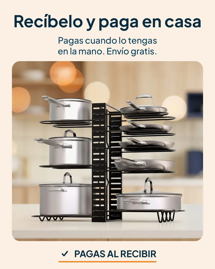 Estante organizador de ollas metálico: Estante con ollas y sartenes ordenados en la cocina