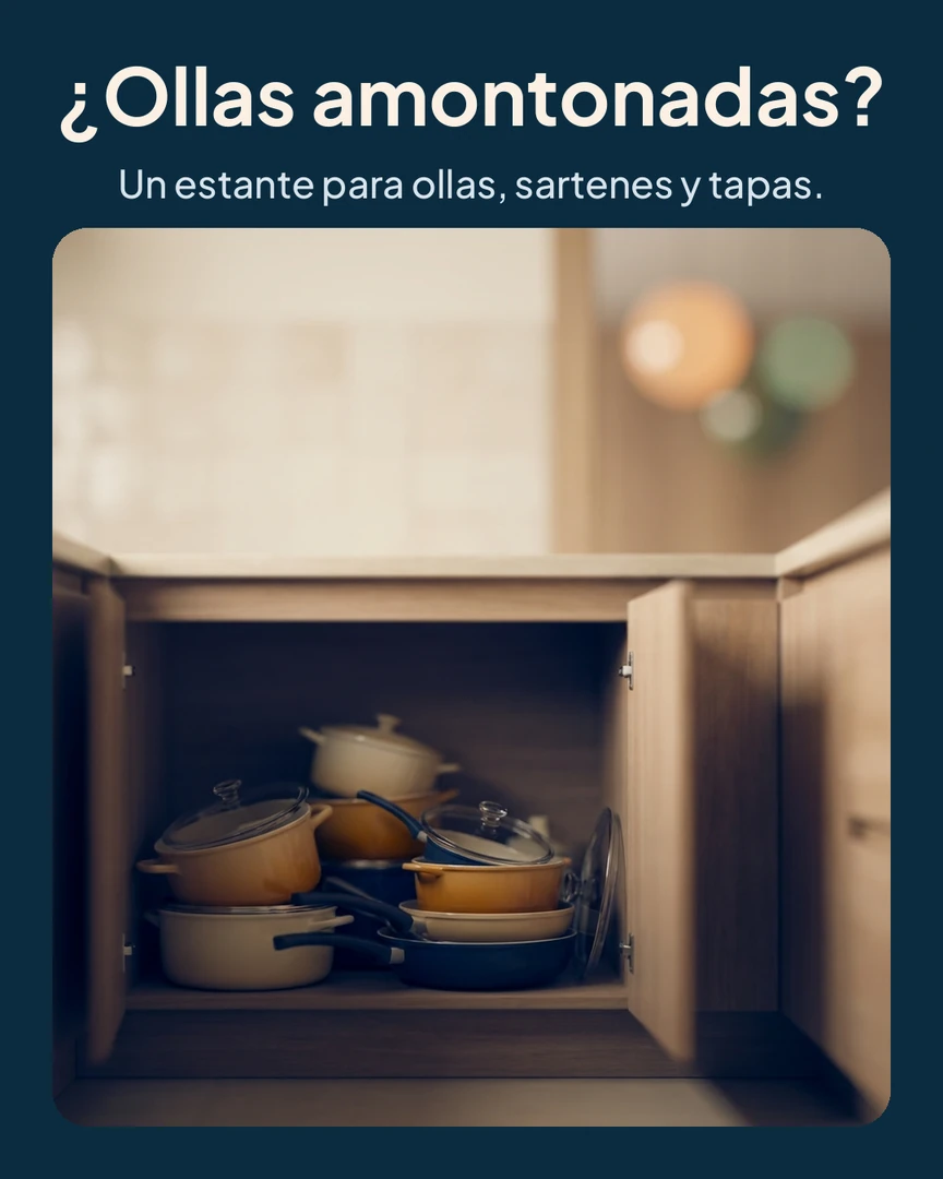 Estante organizador de ollas metálico: Gabinete de cocina con ollas y tapas amontonadas
