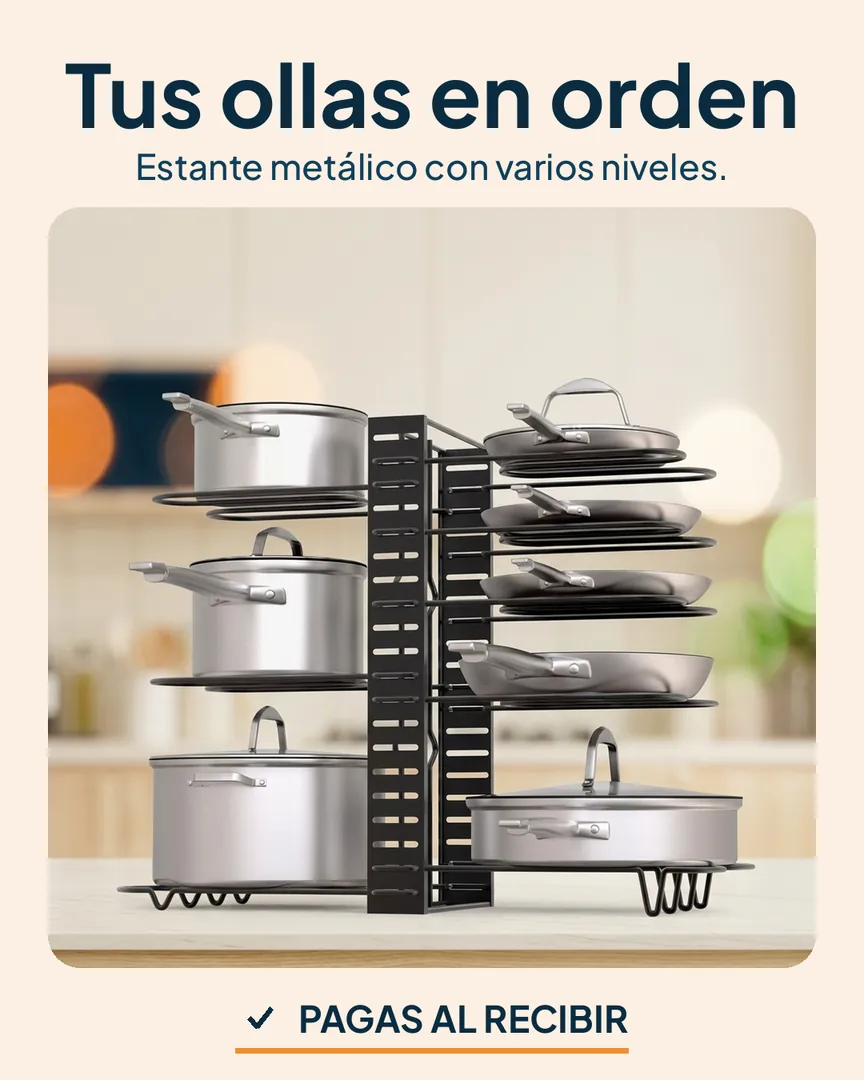 Estante organizador de ollas metálico: Estante metálico con ollas y sartenes en una cocina luminosa