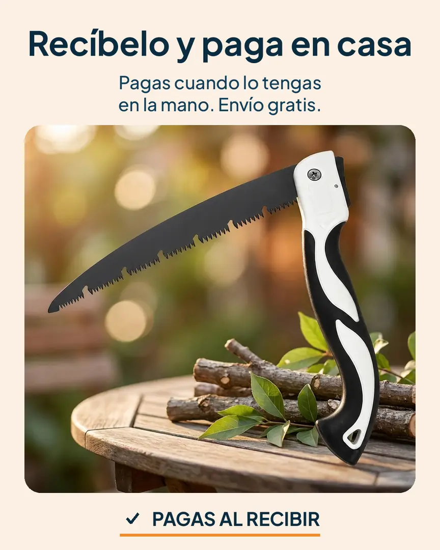 Serrucho plegable de mano: Serrucho plegable junto a ramas cortadas en el patio